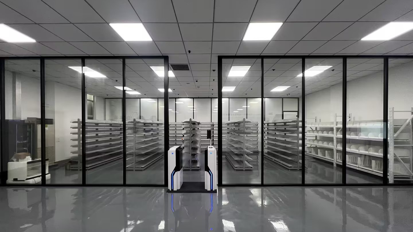 AI视觉无人仓 实拍：受控入口与智能货架